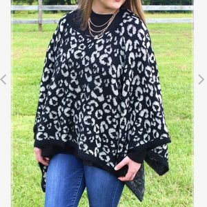 Trendy Leopard 🐆 Print Poncho One Size Fits Most NWT